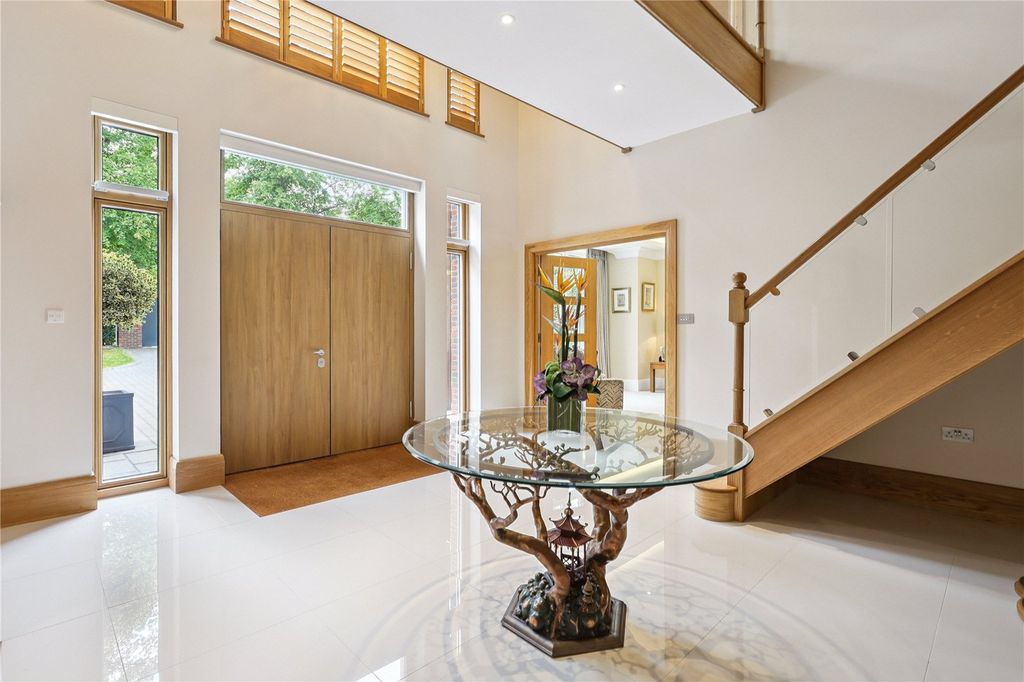 Property photo 3 of 23 Entrance Hall