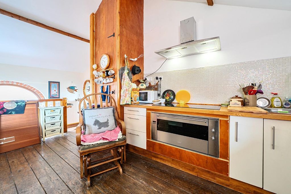 Property photo 3 of 18 Kitchen.Jpg
