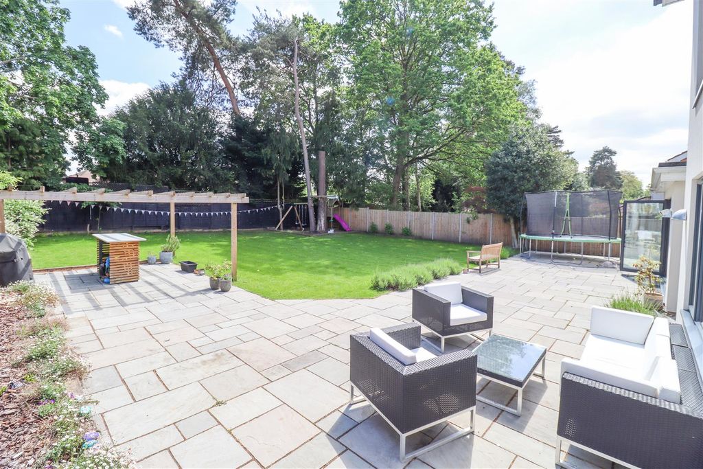 Property photo 2 of 25 Garden