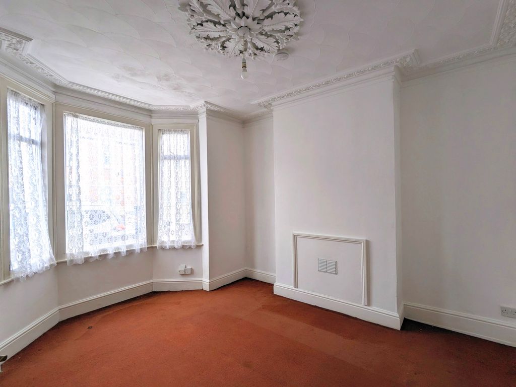 Property photo 2 of 16 Lounge