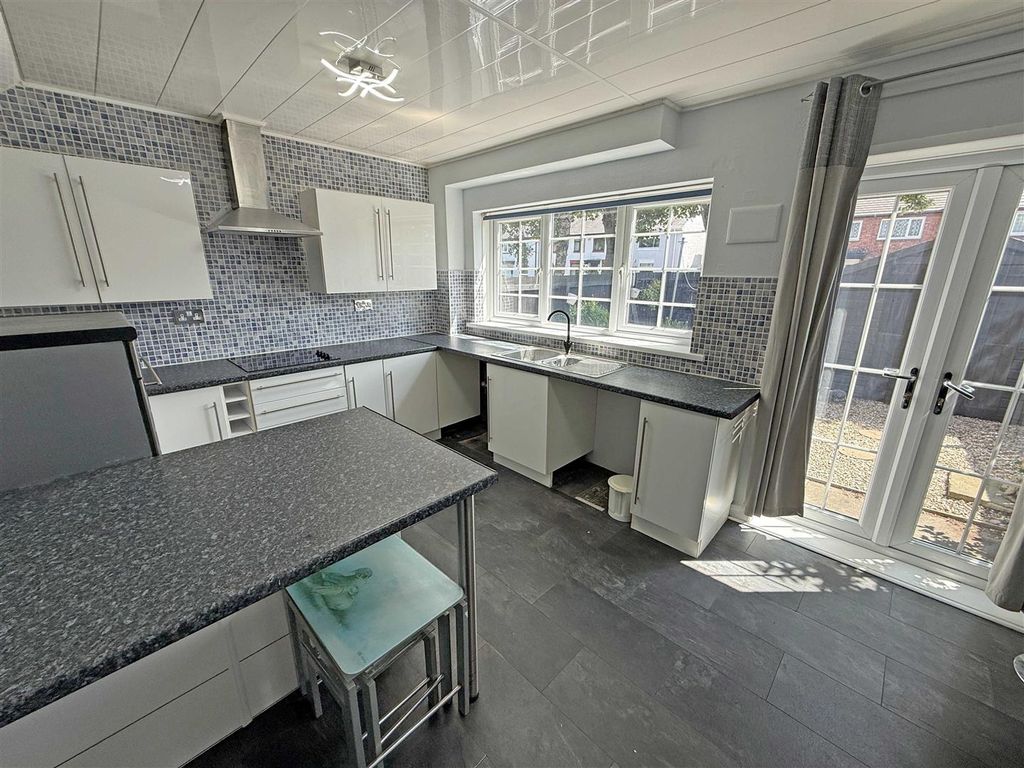 Property photo 3 of 10 Kitchen.Jpg