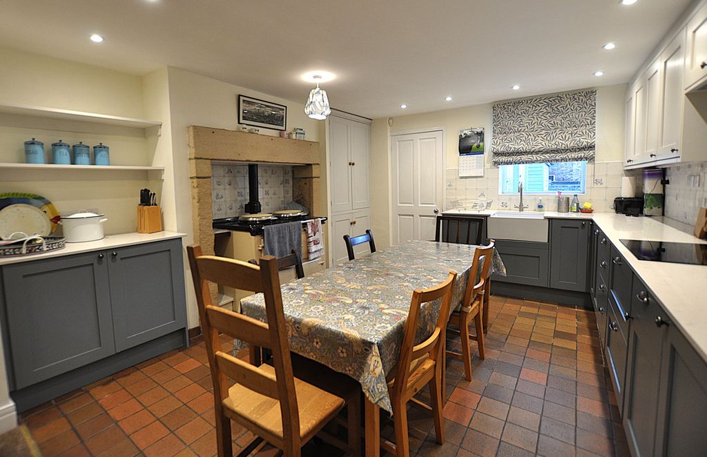 Property photo 2 of 28