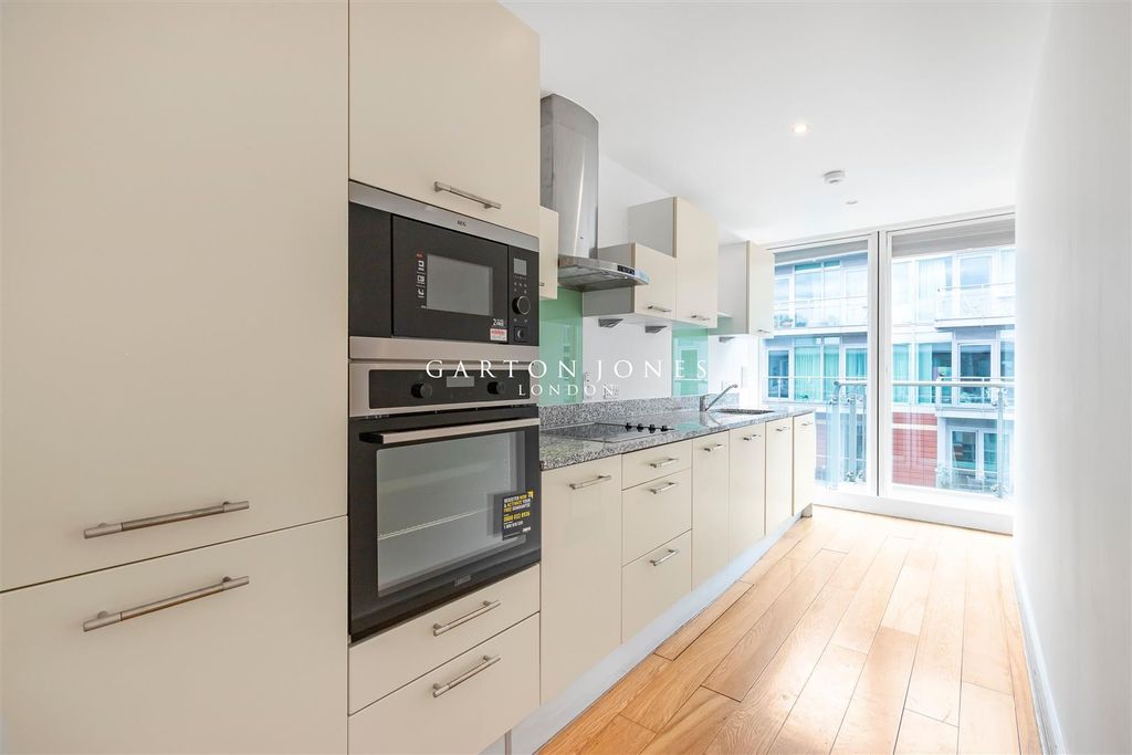 Property photo 3 of 17 Kitchen