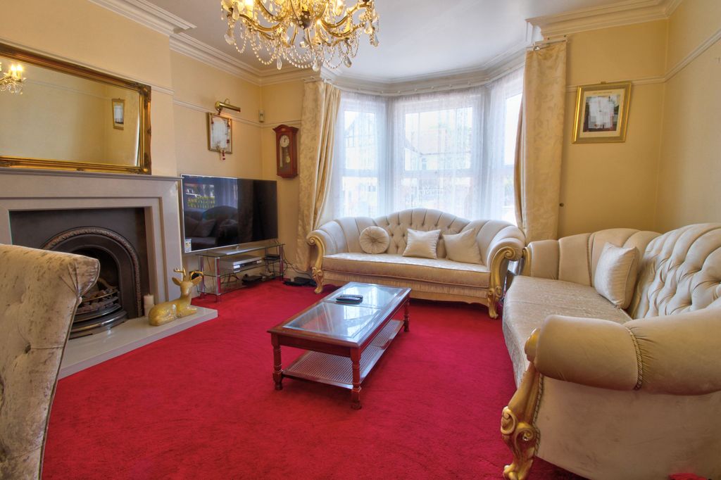 Property photo 2 of 16 Lounge