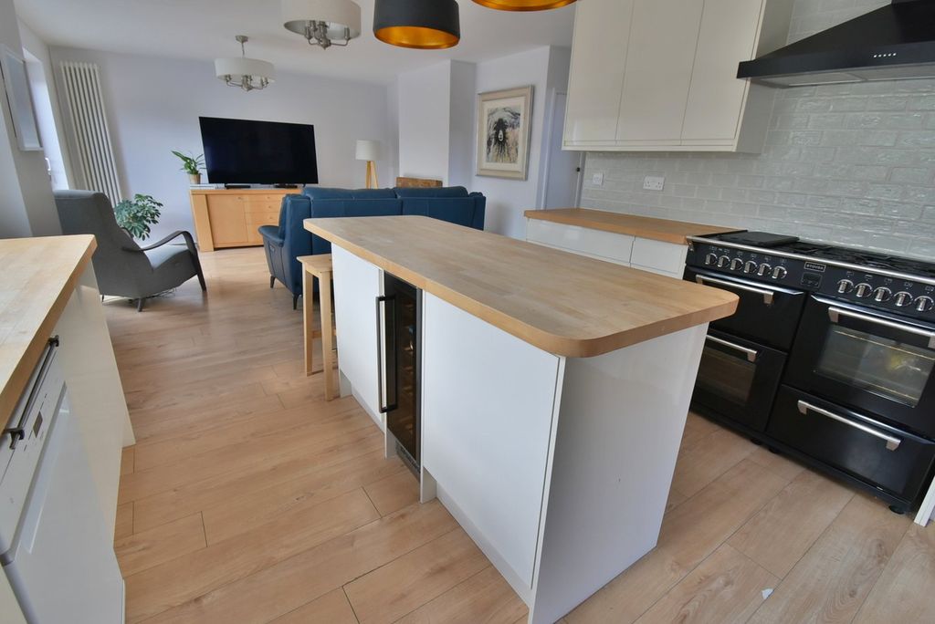 Property photo 2 of 34