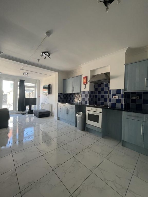 Property photo 3 of 14 Kitchen