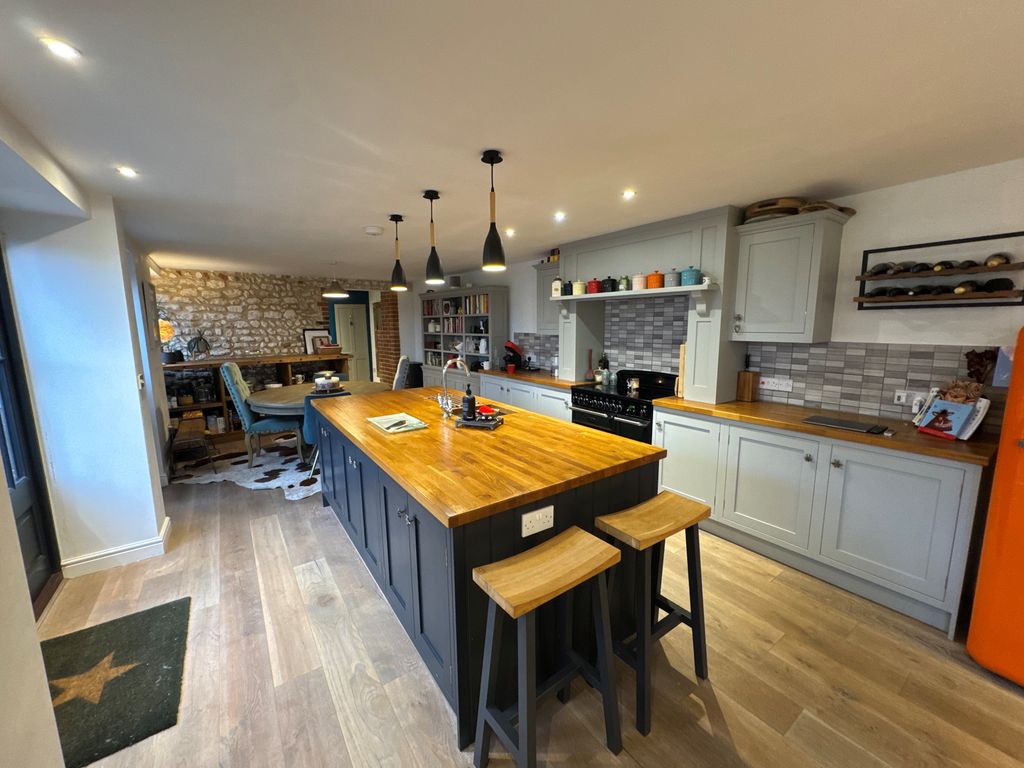 Property photo 2 of 17 Image