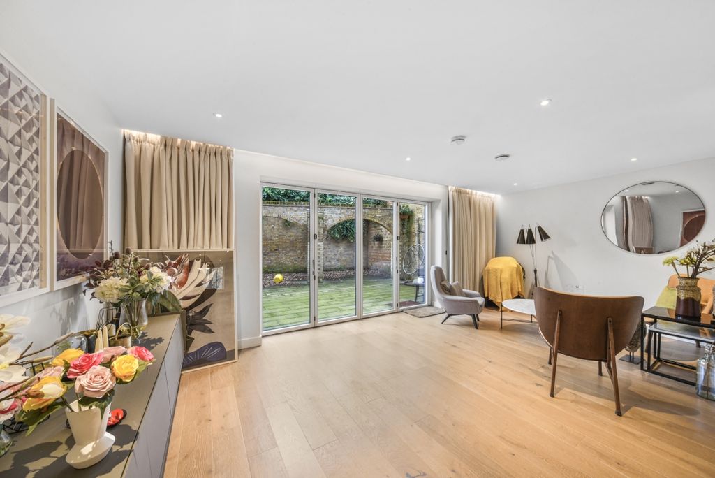 Property photo 1 of 26 Wedgewood Mews