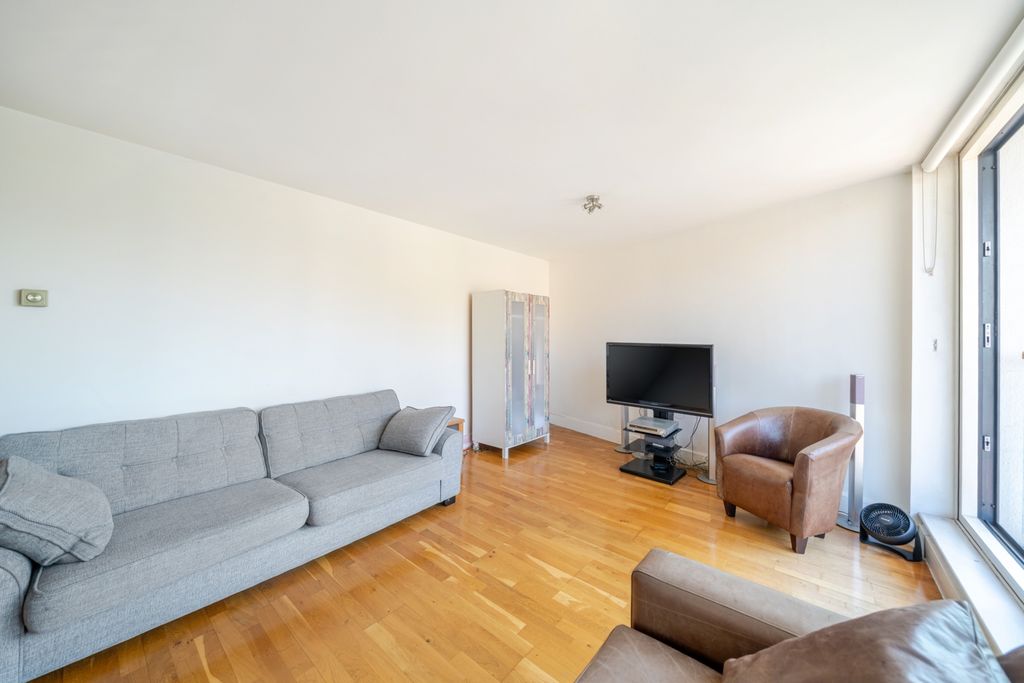 Property photo 2 of 13 20-6823597E17F2A-1293747-Arw-20
