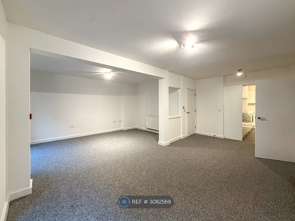 Property photo 2 of 16 Spacious Open Plan Living Room