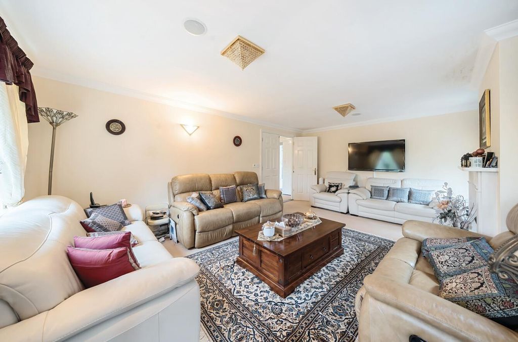 Property photo 3 of 17 Davidson Frost-Wellings, Dfw, Chandos Court, Stanm