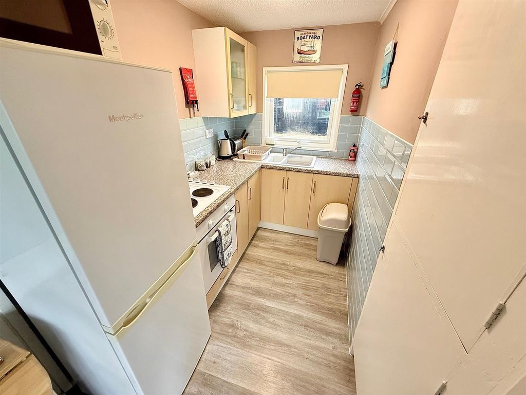 Property photo 3 of 8 Kitchenette