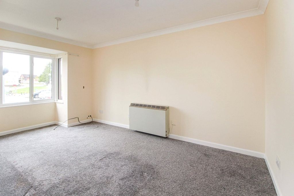 Property photo 2 of 7 Living Room/Dining R