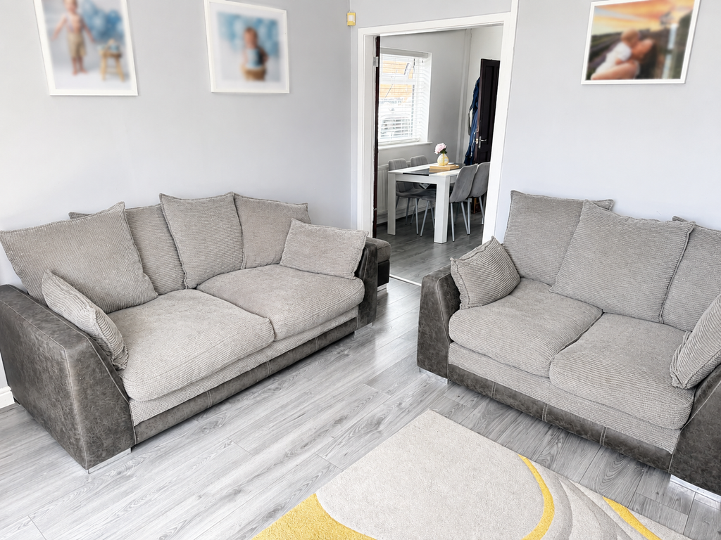 Property photo 3 of 17 Lounge