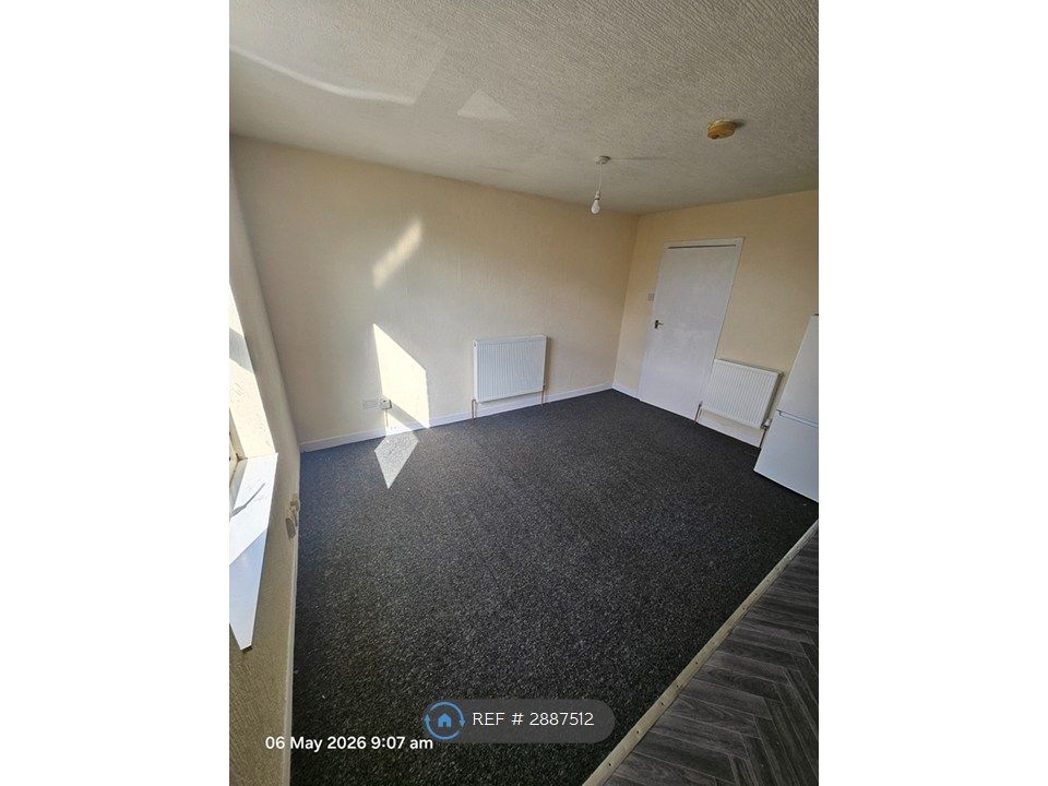 Property photo 3 of 8 Lounge
