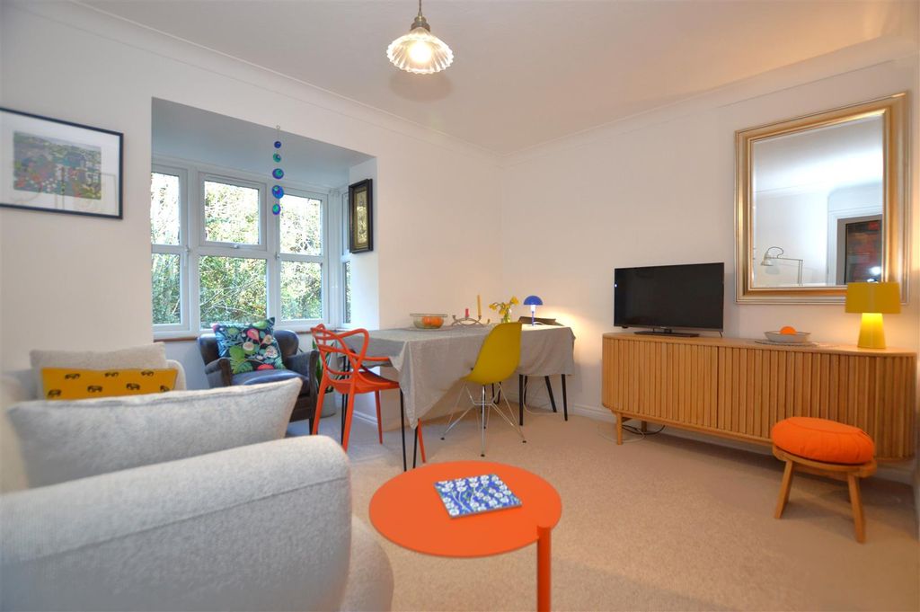 Property photo 2 of 5 25 Beaumont Place Living Room.Jpg