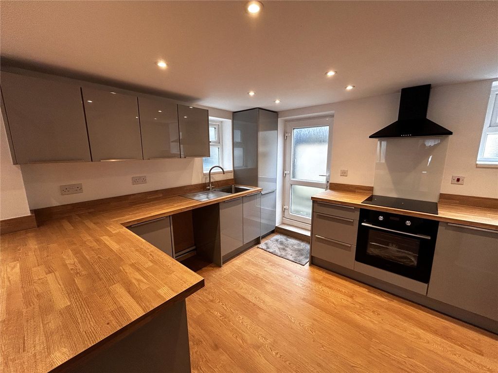 Property photo 2 of 12 Picture No. 11