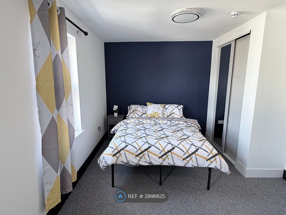 Property photo 1 of 9 Room 5