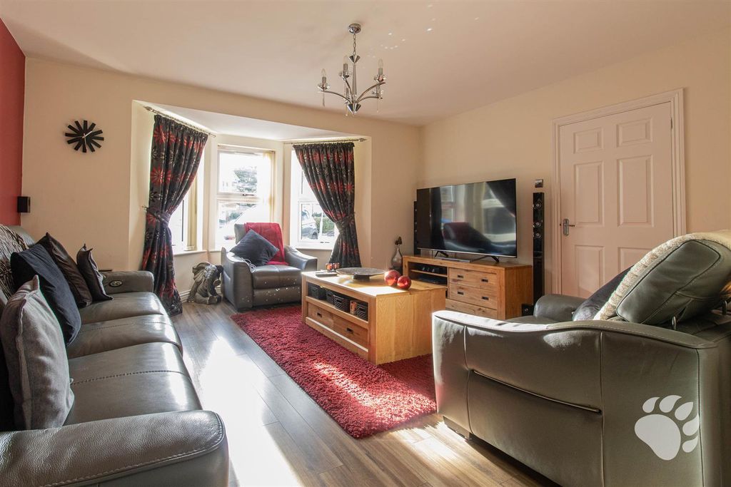 Property photo 3 of 32 Lounge