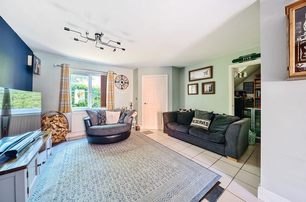Property photo 3 of 12 3-6823B990c3ee0-1288136-Arw-3-1
