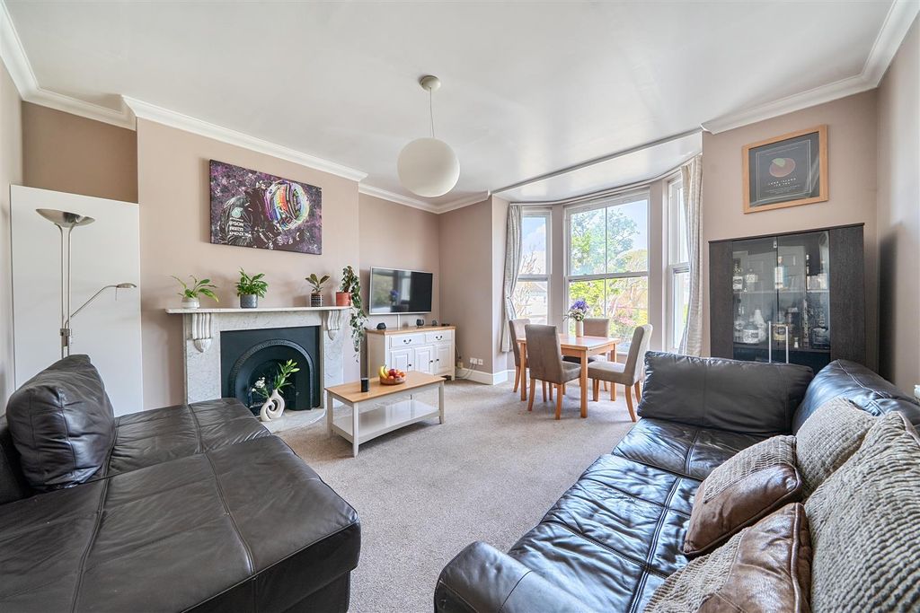 Property photo 2 of 18 1446212-11-69E2200B6Fea2.Jpg