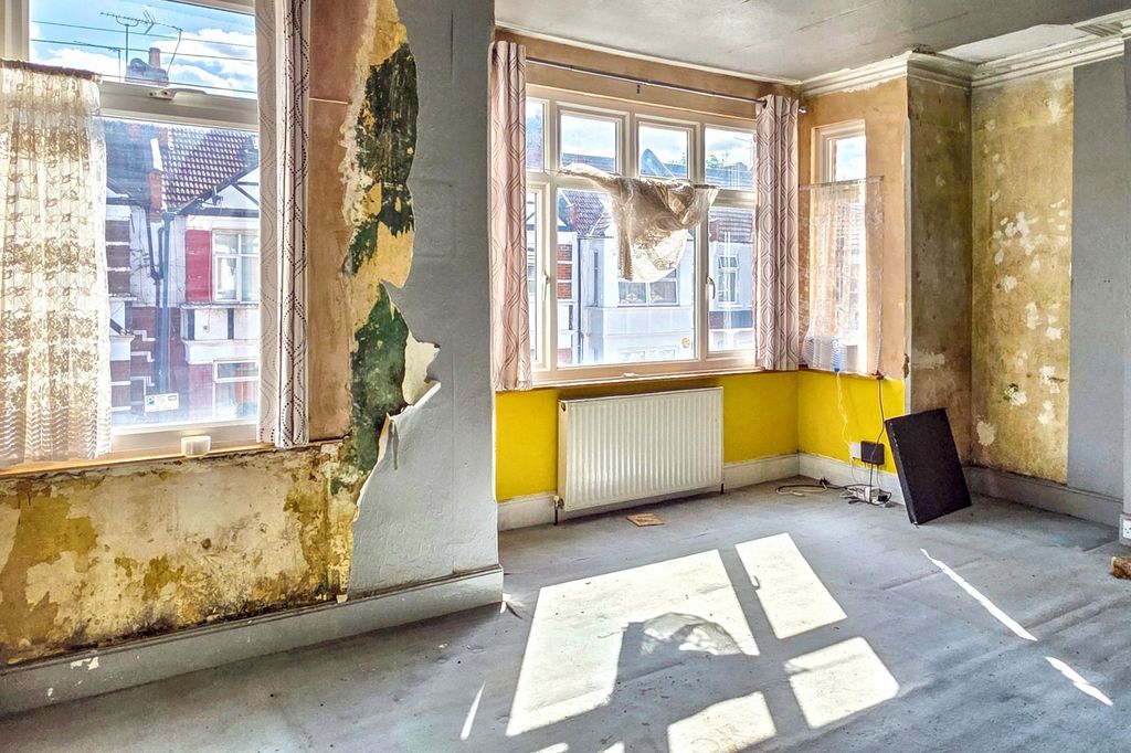 Property photo 3 of 20 79A Drayton Road, Willesden, London, Nw10 4Dg