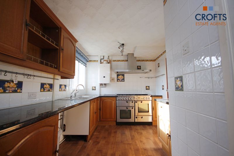 Property photo 3 of 11 Kitchen