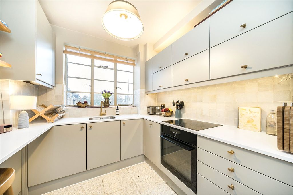 Property photo 2 of 9 Kitchen