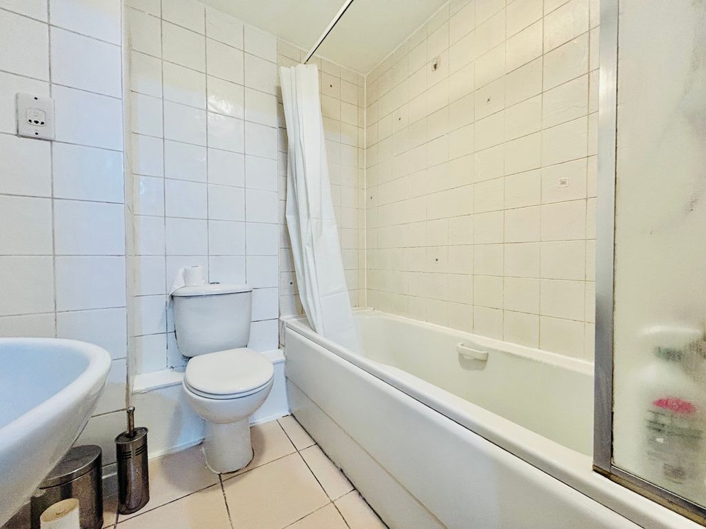 Property photo 1 of 6 Bathroom