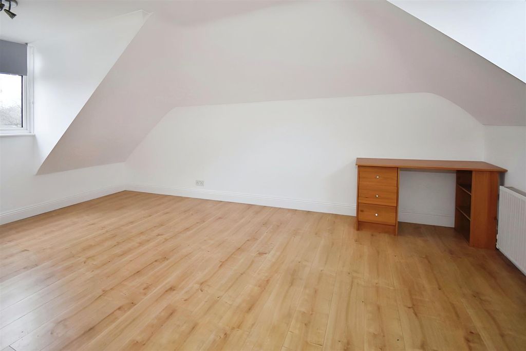 Property photo 3 of 12 Sr 20Bedroom 20One.Jpg