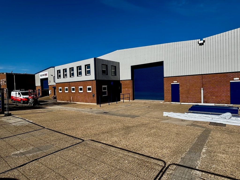 Property photo 1 of 4 2 Walter Lawrence Dunstable Warehouse March 2026.Jpeg