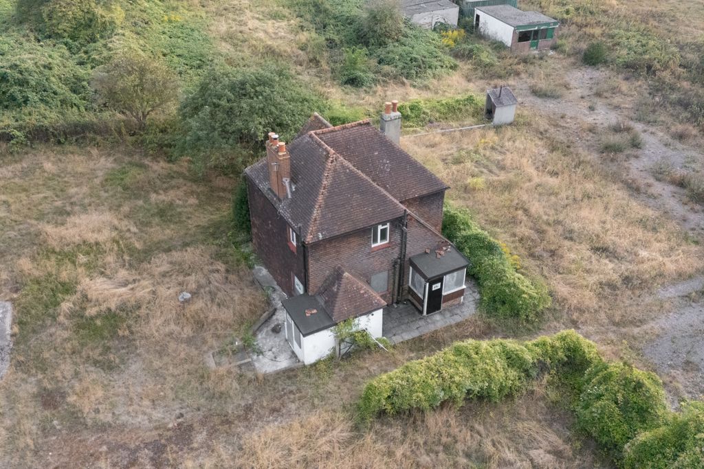 Property photo 2 of 27 Sunray Farm, 59 Woodmansterne Lane, Carshalton, Sm5 4Bj
