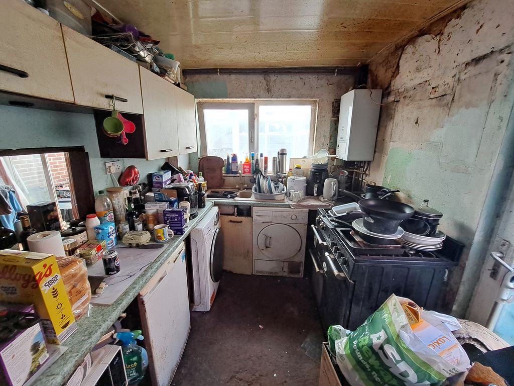 Property photo 3 of 8 Kitchen