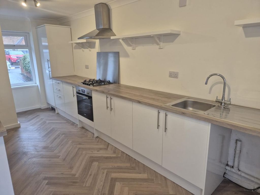 Property photo 3 of 9 Kitchen