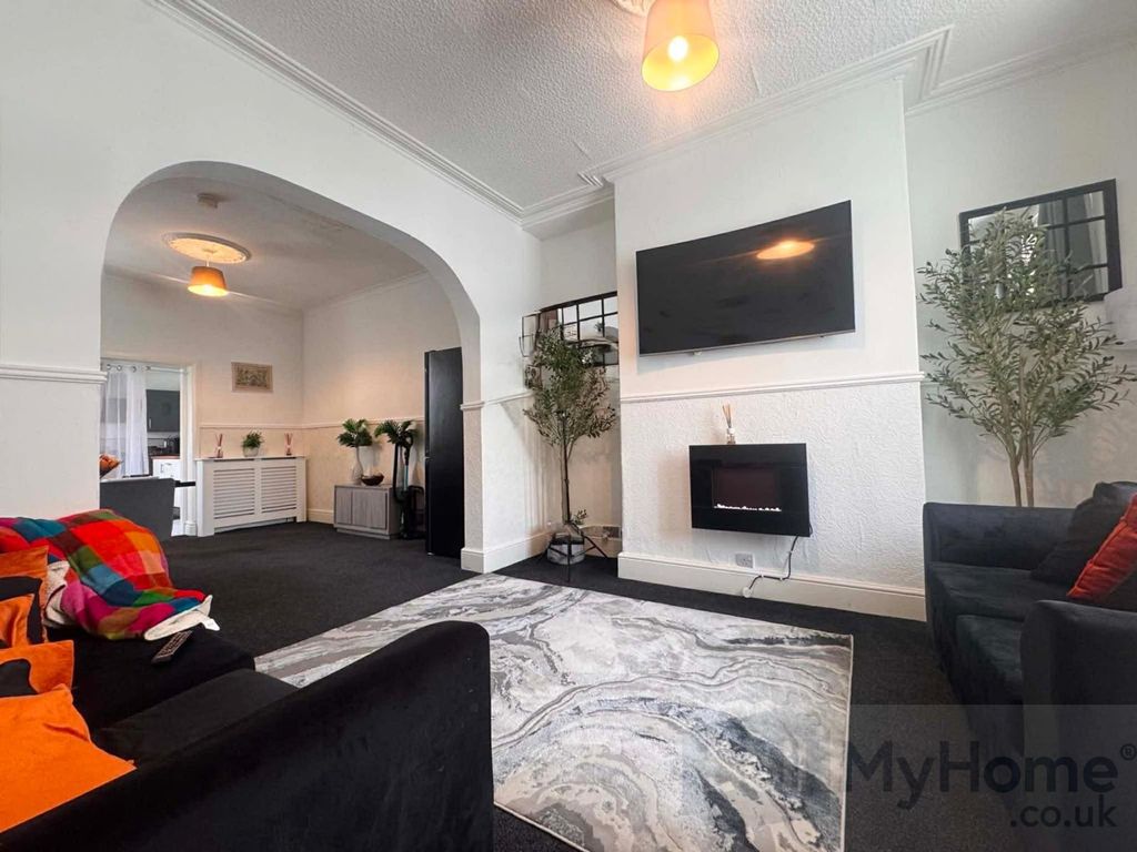 Property photo 2 of 17 Lounge