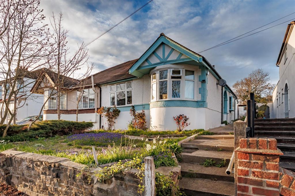 Property photo 1 of 25 Chingford Ave (25).Jpg