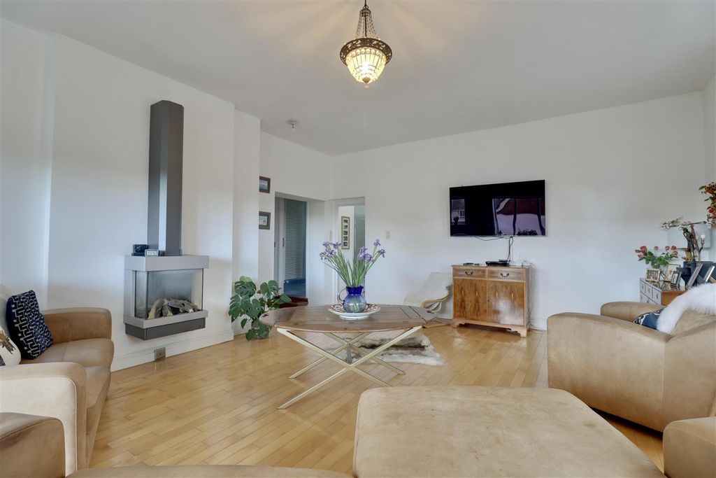 Additional image 17 of 3 bed maisonette for saleLangstone High Street, Havant PO9