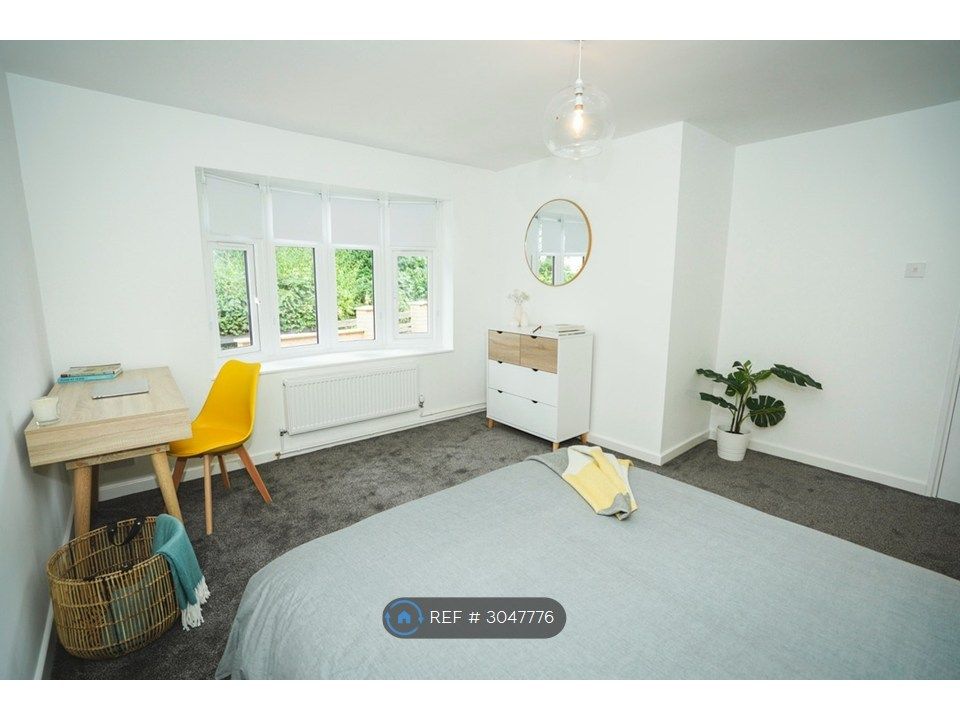 Property photo 2 of 12 Bedroom #1