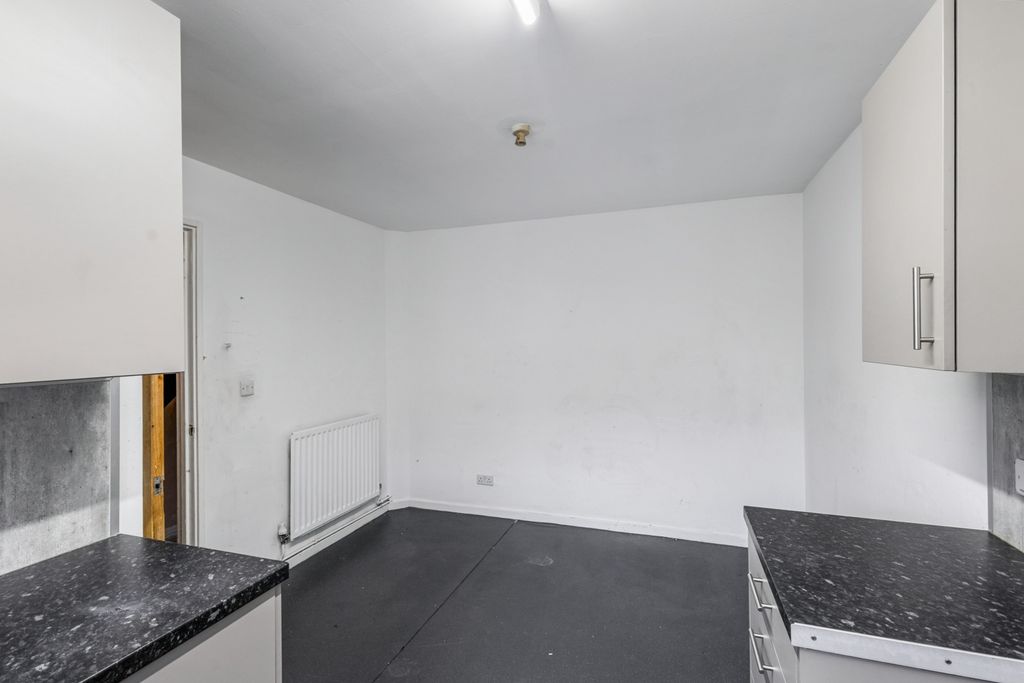 Property photo 3 of 18 7 Lapwing Close, Allerton, Bradford, West Yorkshire, Bd8 0Nl