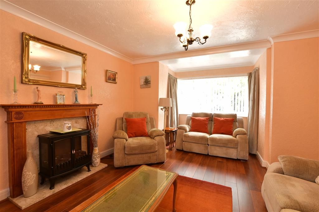 Property photo 3 of 14 Lounge