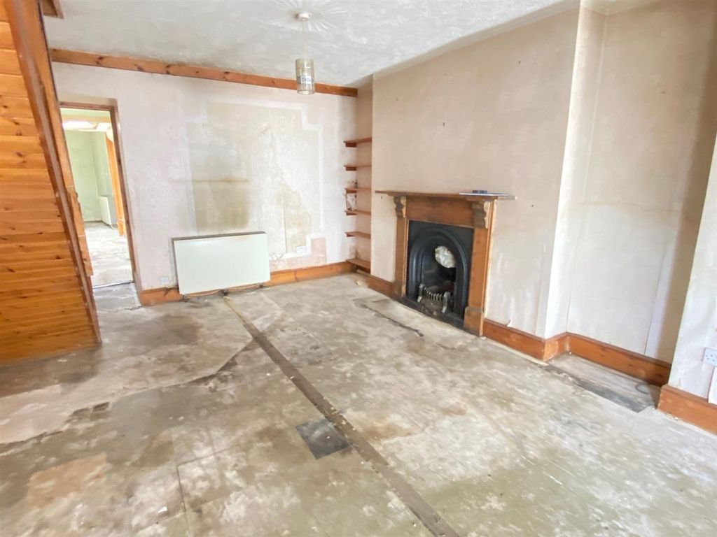 Property photo 3 of 18 Living Room
