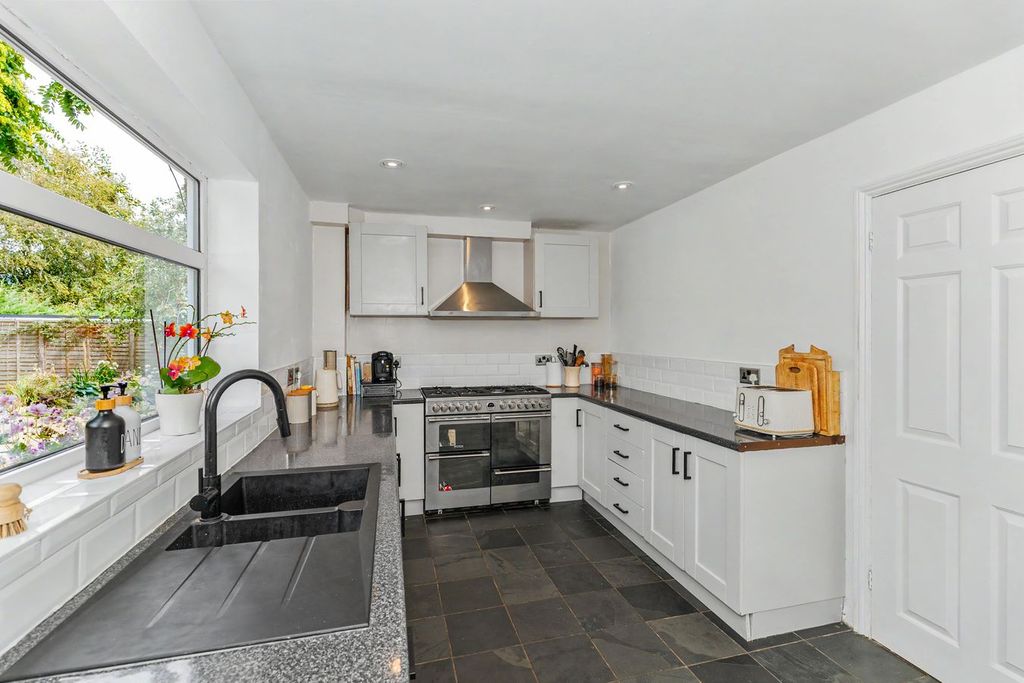 Property photo 2 of 31