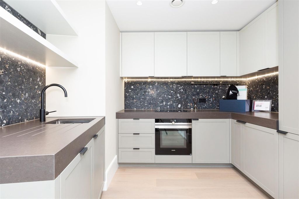 Property photo 3 of 12 Flat 1108, 8 Cutter Lane-12.Jpg