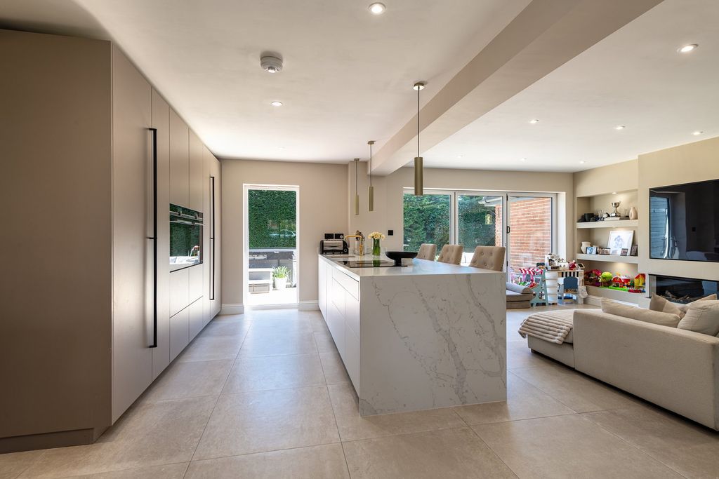 Property photo 2 of 26