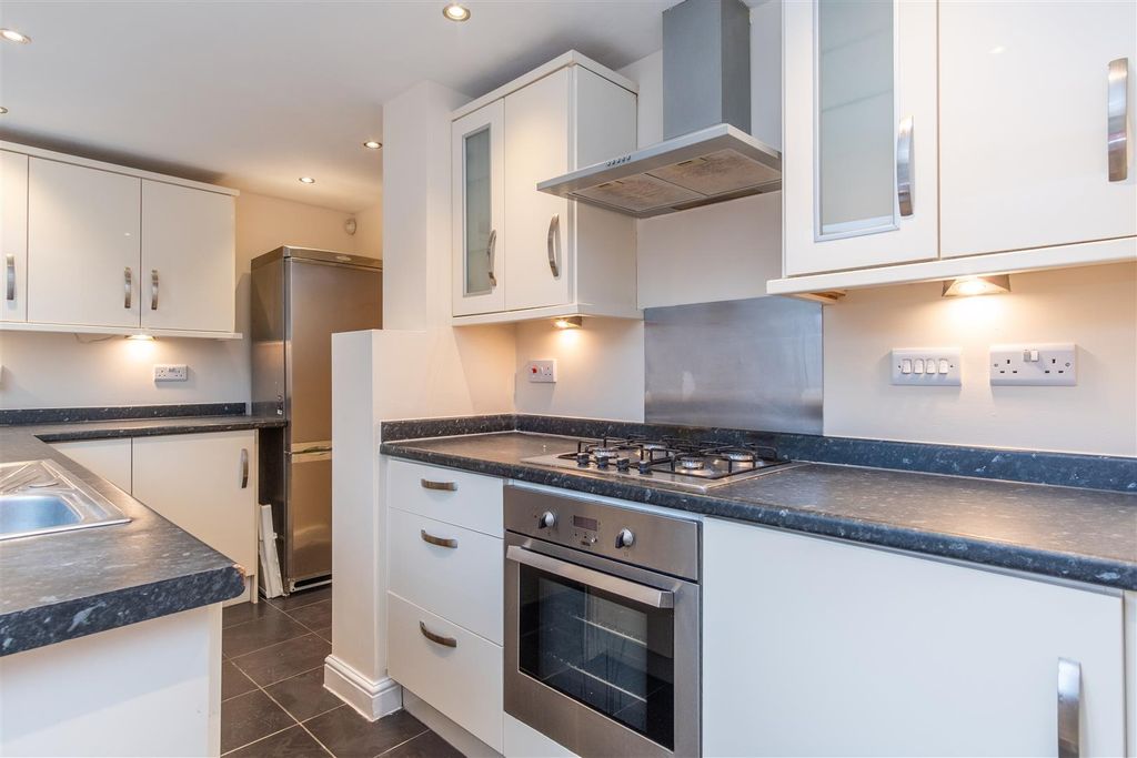 Property photo 3 of 18 Kitchen