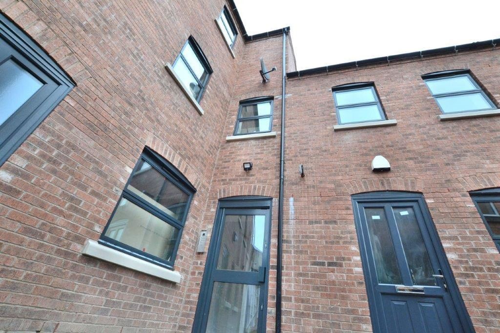 Property photo 3 of 8 Albert Terrace Corner External.Jpg