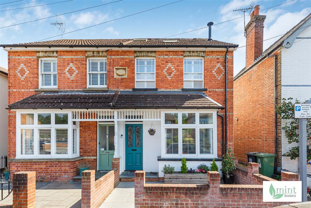Property photo 1 of 19 Mint_Homes-38_Station_Road-Kt14__5_.Jpg