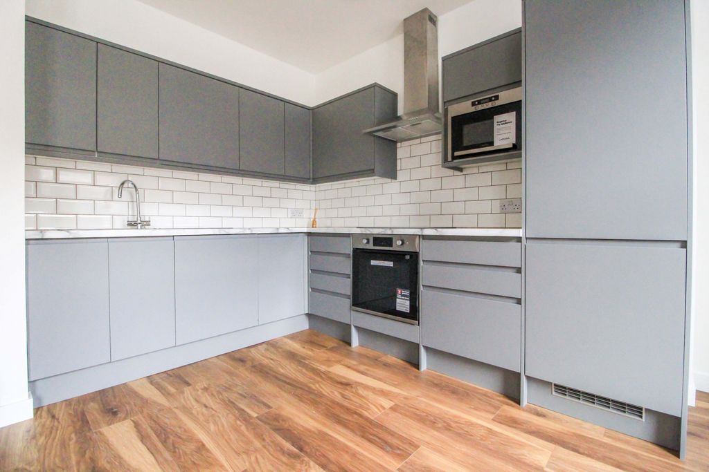 Property photo 1 of 17 Two Double Bedroom 1st Floor Flat Above A Shop