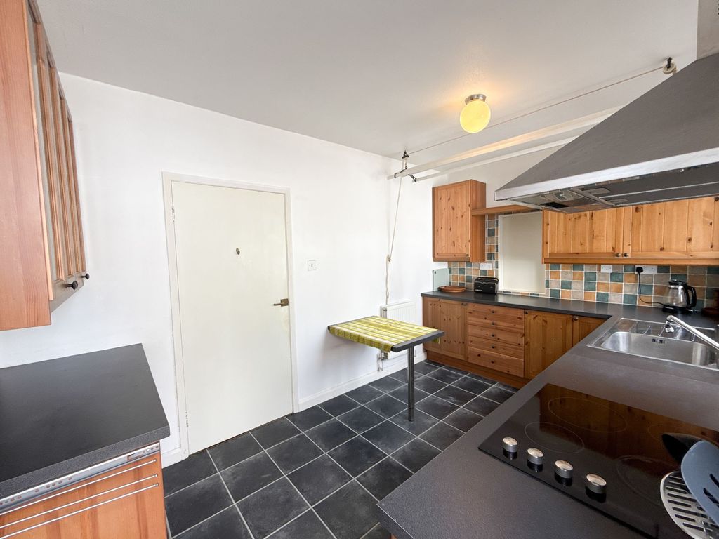 Property photo 3 of 12 Kitchen