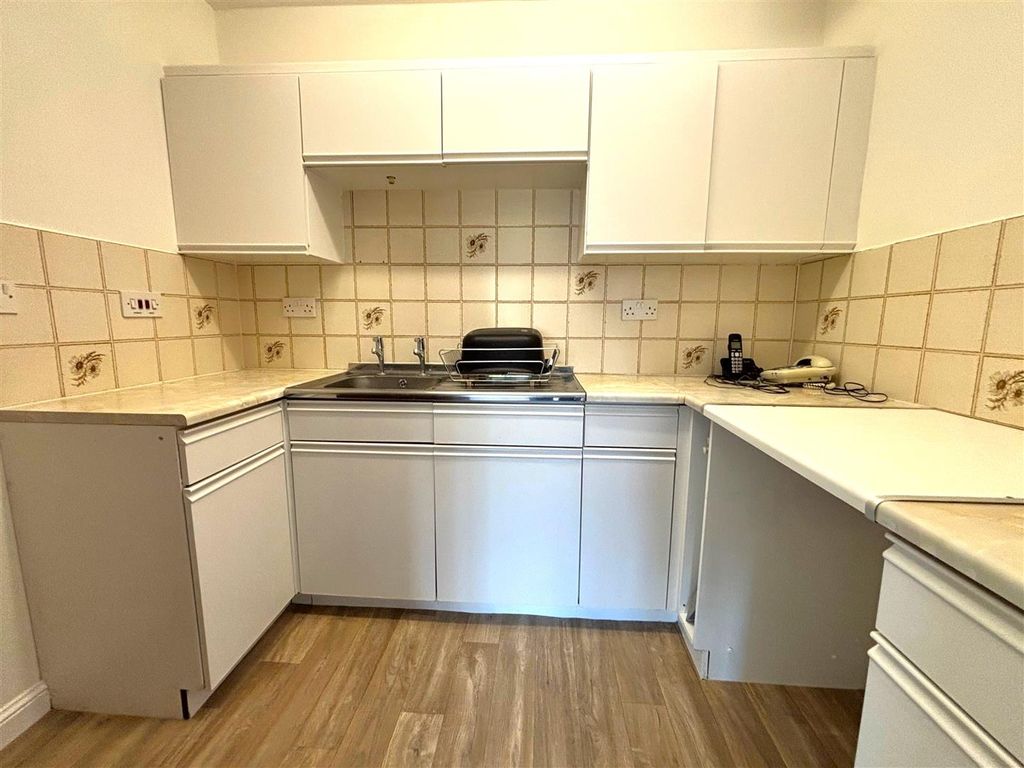 Property photo 3 of 10 Kitchen